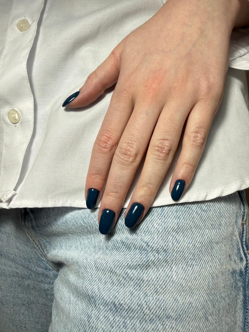 Ovalni nokti sa tamnim petrolej plavim gel lakom — Beauty Office Belgrade, Voždovac