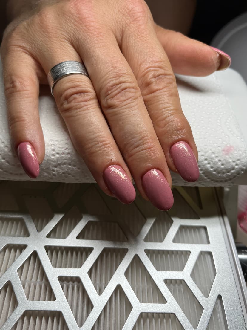 Bademasti nokti srednje dužine u ružičastoj boji sa sitnim šljokicama — Aleksina Nails, Sremska Mitrovica