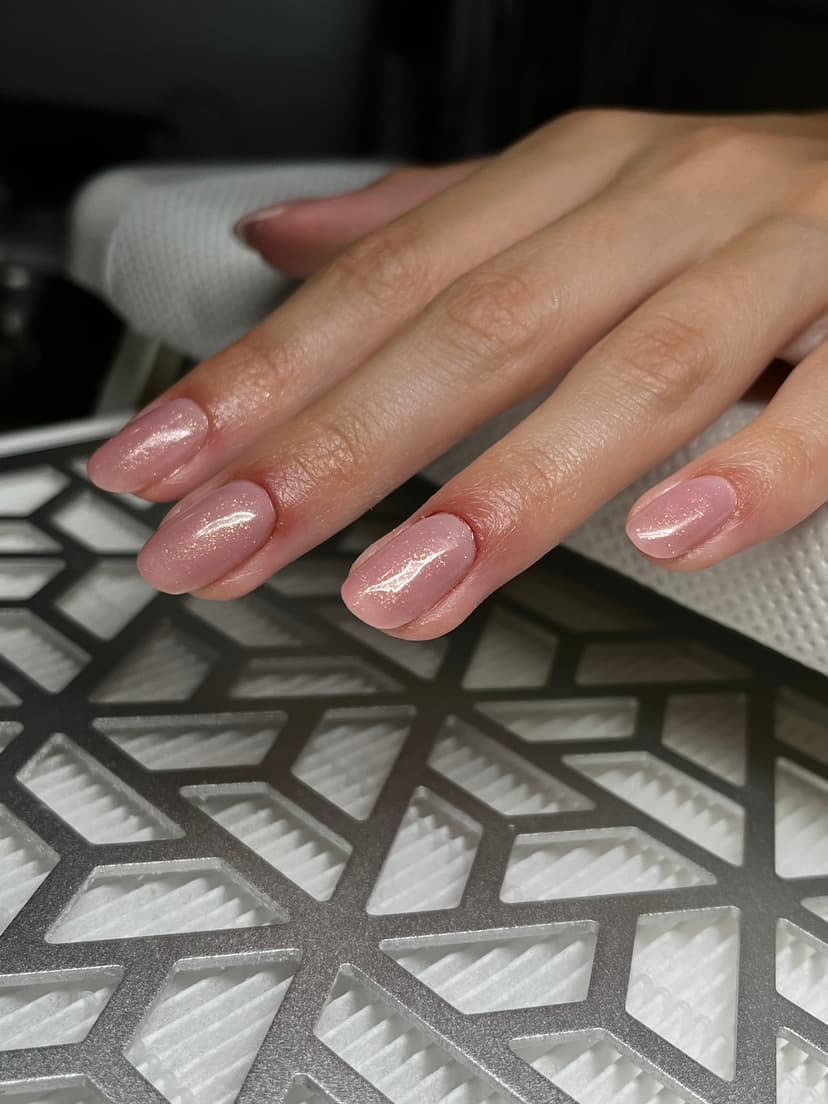 Kratki ovalni roze nokti sa zlatnim šimerom u gel laku — Aleksina Nails, Sremska Mitrovica