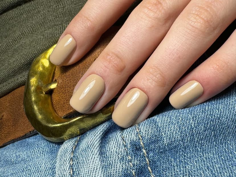 Kratki nokti mekog četvrtastog oblika sa sjajnim bež gel lakom — Beauty Office Belgrade, Voždovac