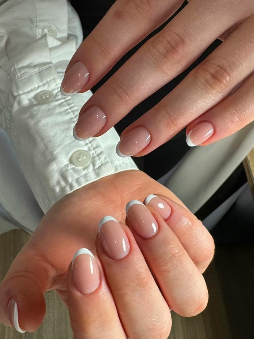 Kratki bademasti nokti sa belim francuskim vrhovima — Beauty Office Belgrade, Voždovac