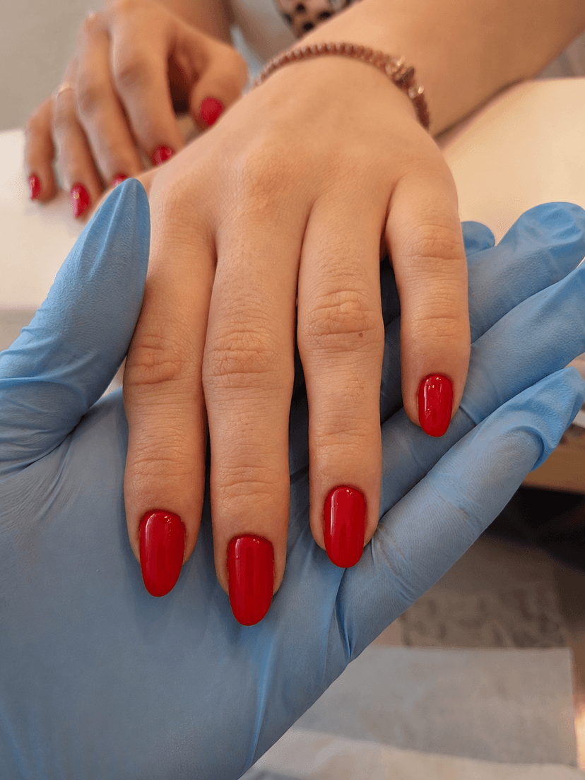 Kratki ovalni nokti sa crvenim gel lakom — GOGA Beauty Studio, Sombor