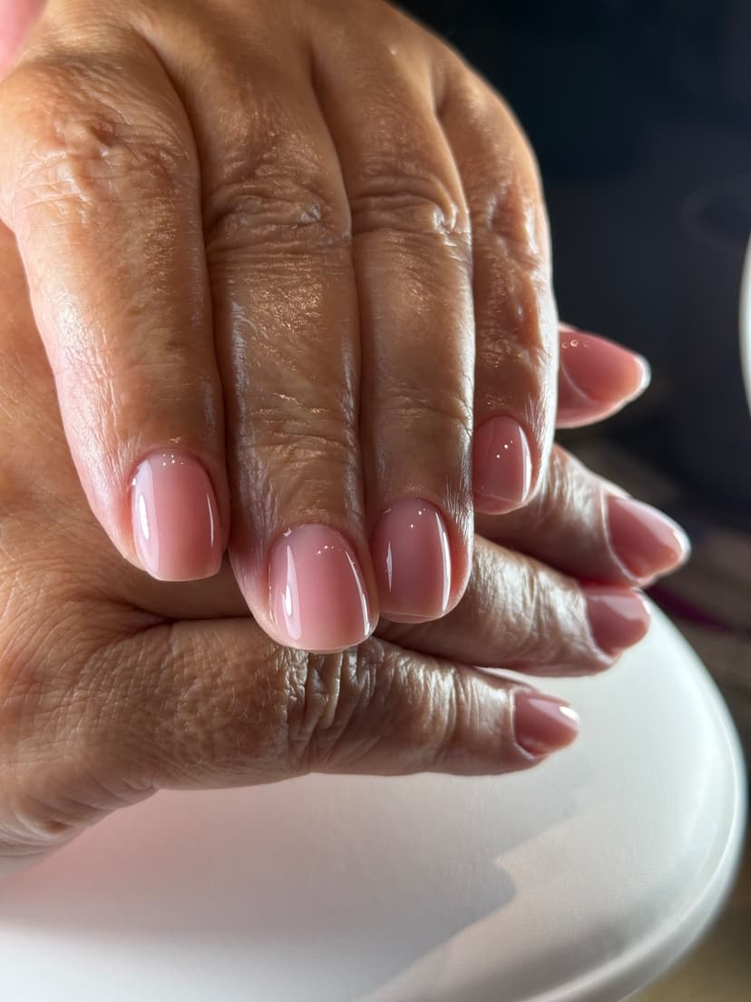 Kratki zaobljeni nokti sa puderasto ružičastim premazom — Nexy Nails, Novi Sad