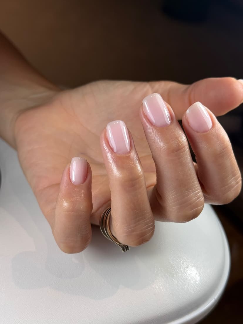 Kratki prirodni nokti sa mlečno ružičastim premazom — Nexy Nails, Novi Sad