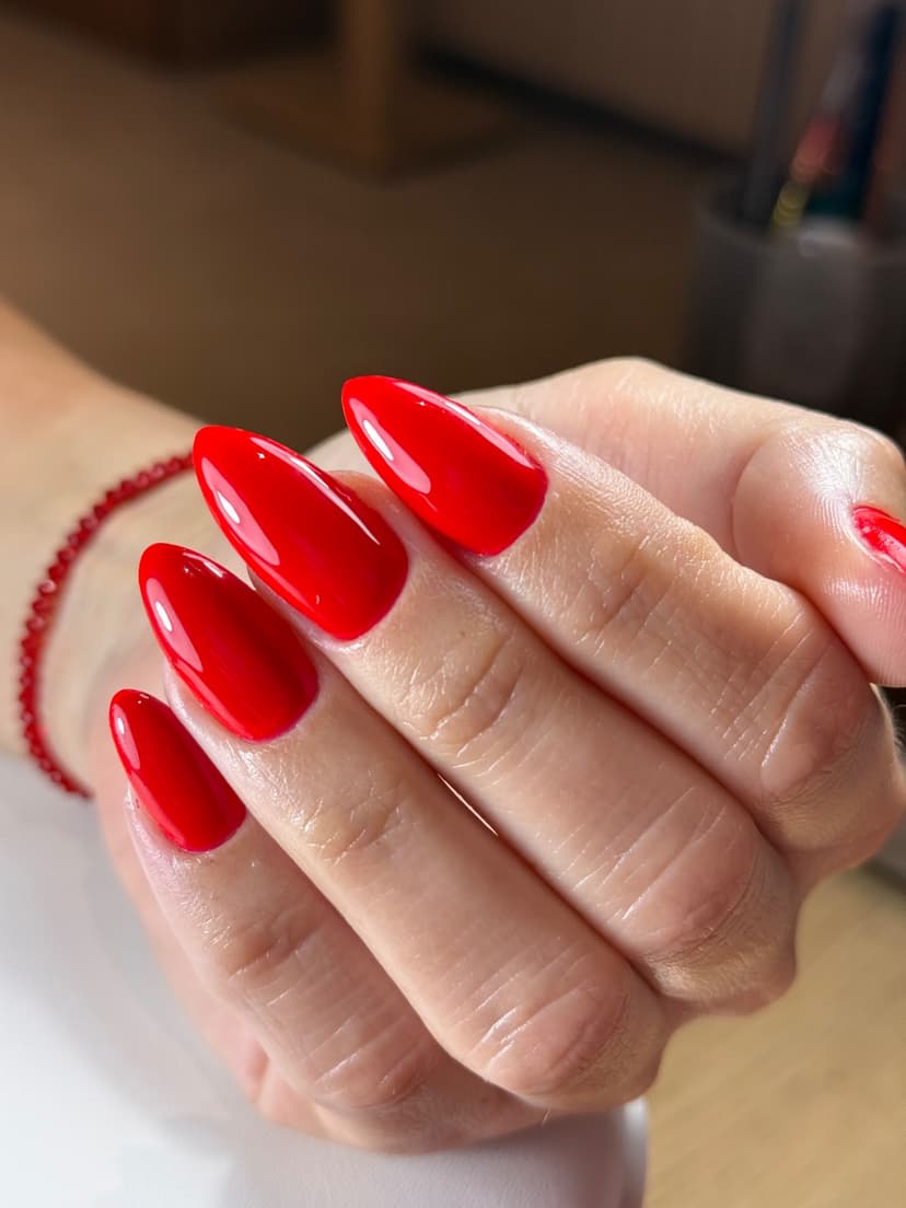 Bademasti nokti srednje dužine sa sjajnim crvenim lakom — Nexy Nails, Novi Sad