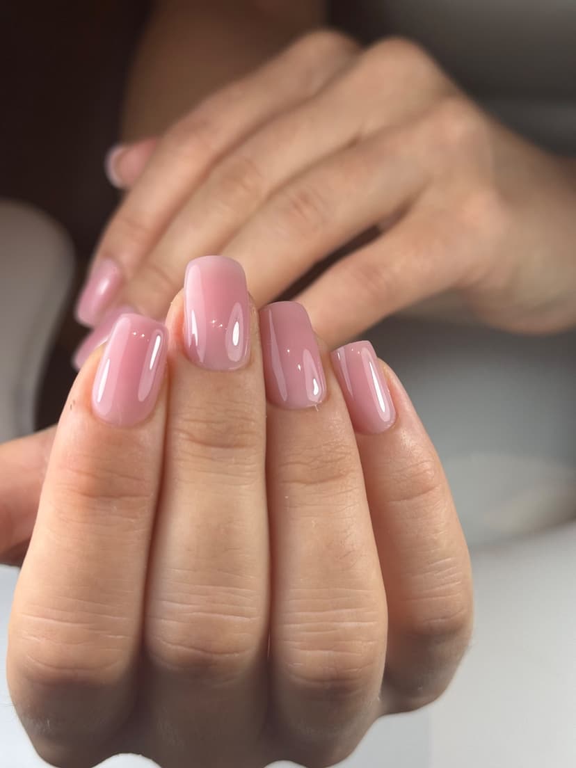 Kratki četvrtasti nokti sa poluprovidnim ružičastim premazom — Nexy Nails, Novi Sad