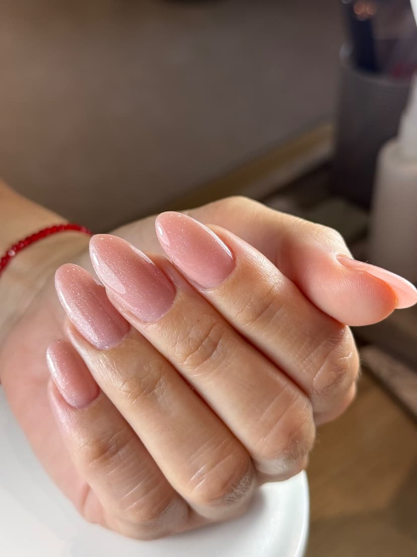 Bademasti nokti srednje dužine sa svetlucavim ružičastim lakom — Nexy Nails, Novi Sad