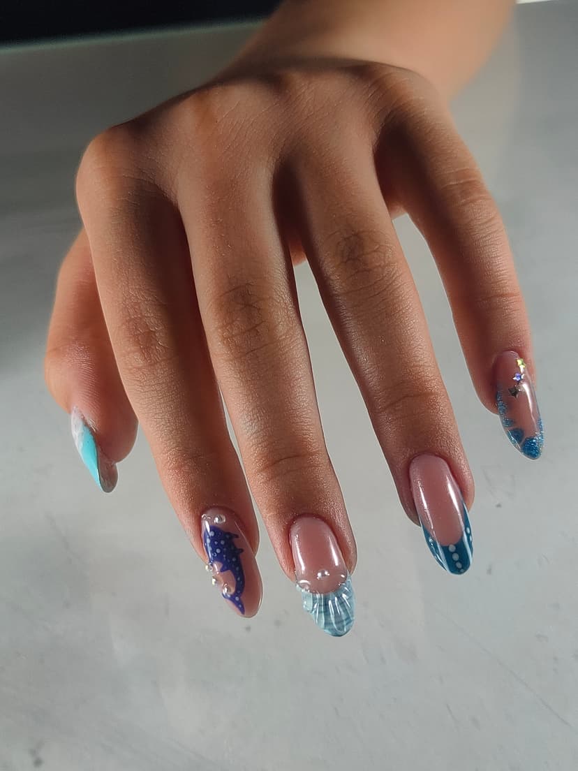 Bademasti nokti srednje dužine sa morskim motivima u plavim tonovima — Viva la Nail, Rakovica