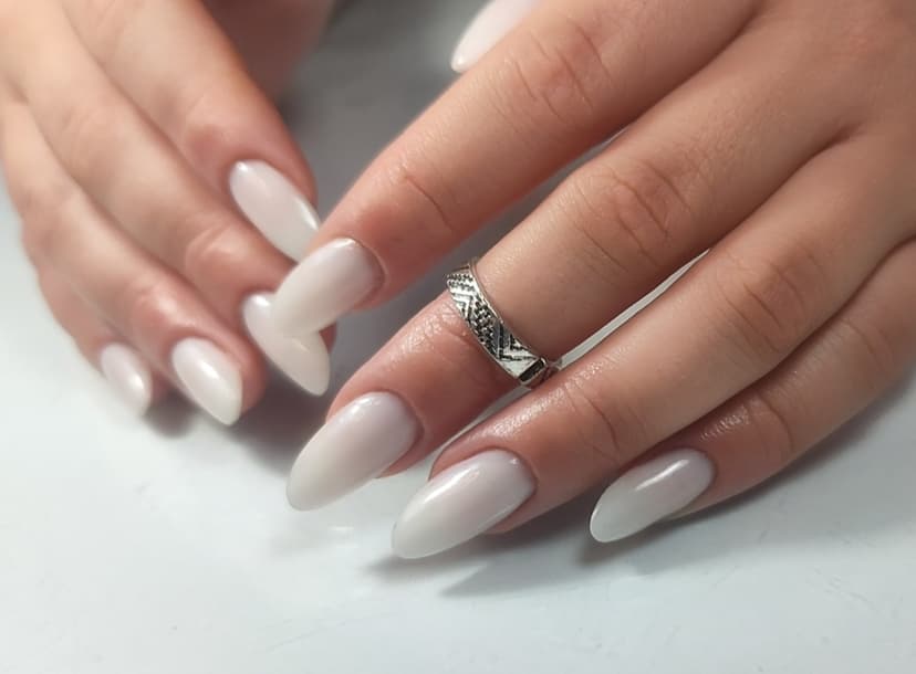 Bademasti nokti srednje dužine u mlečno beloj boji — Viva la Nail, Rakovica