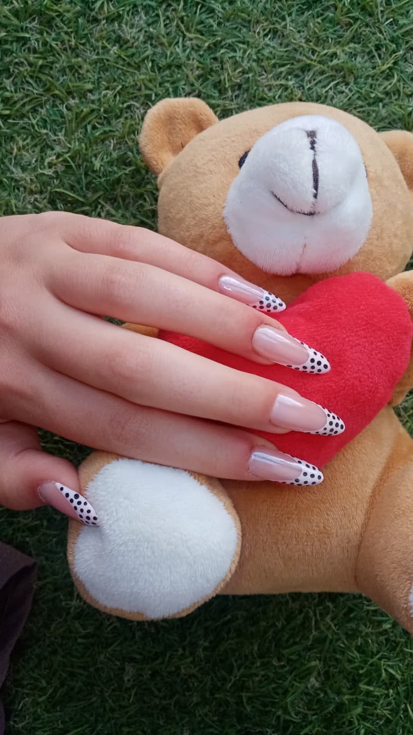 Dugi bademasti nokti sa belim francuskim vrhovima i crnim tačkicama — Viva la Nail, Rakovica