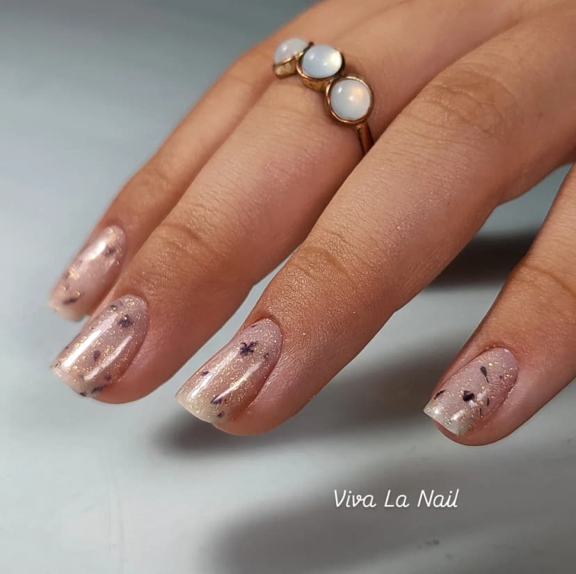 Kratki providni nude nokti sa zlatnim šljokicama i sušenim cvetićima — Viva la Nail, Rakovica