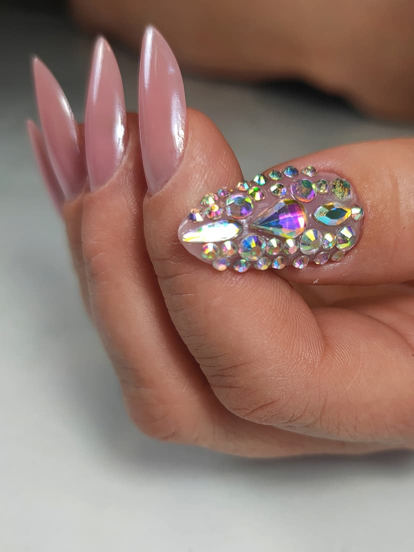 Dugi stileto nokti u nude roze tonu sa akcentom od kristala — Viva la Nail, Rakovica