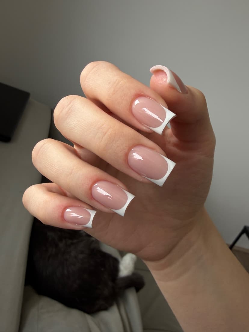 Četvrtasti nokti sa sjajnom nude bazom i belim francuskim vrhovima — Valentina Čapelja Beauty NS, Novi Sad