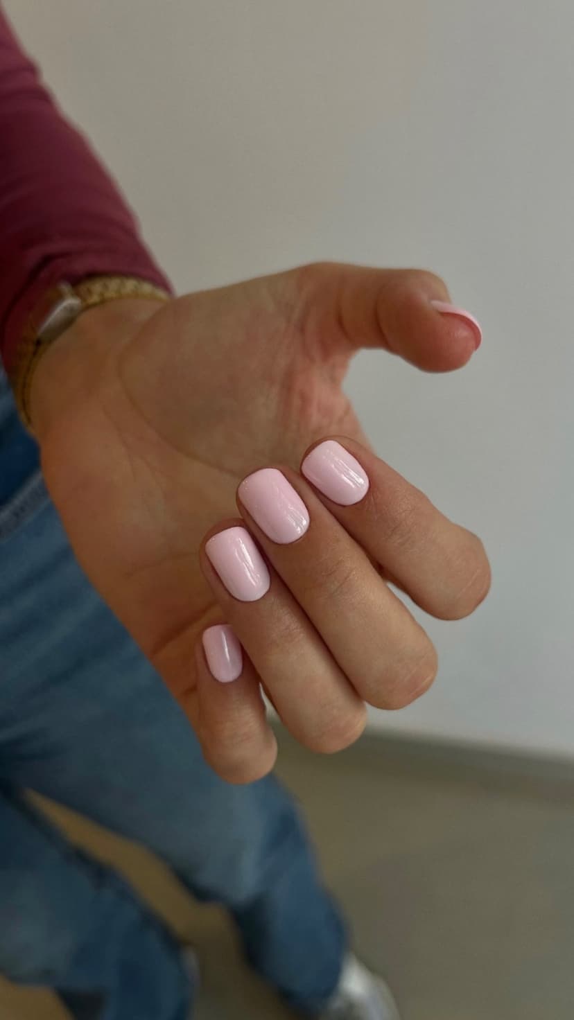 Kratki četvrtasto ovalni nokti u nežno roze boji — Valentina Čapelja Beauty NS, Novi Sad