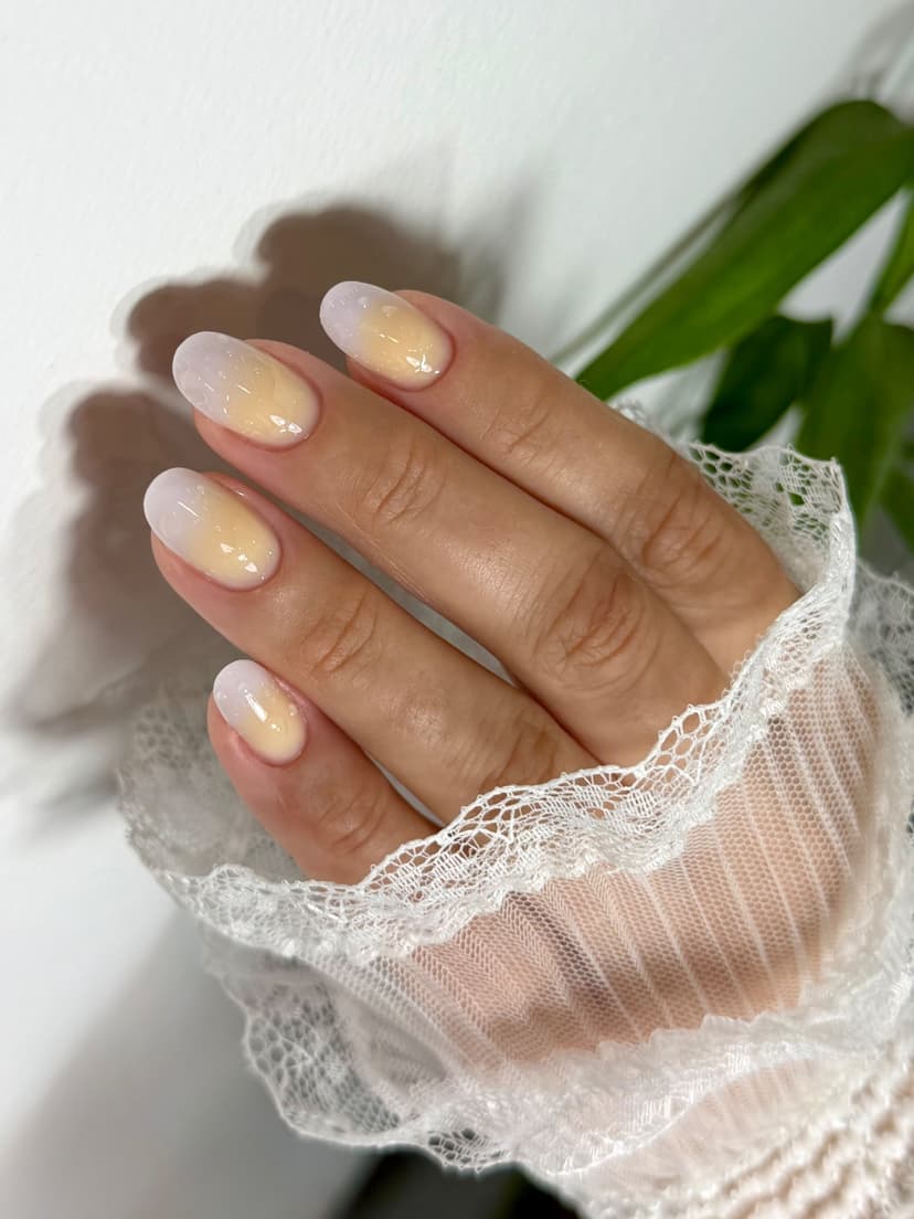 Kratki ovalni nokti sa ombre prelazom iz mlečno bele u žutu — Valentina Čapelja Beauty NS, Novi Sad
