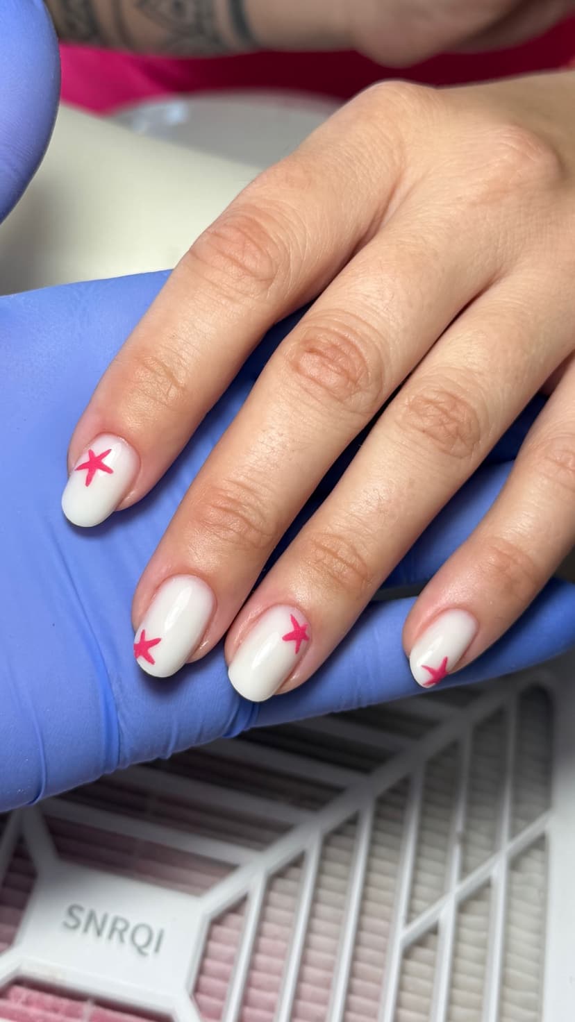 Kratki ovalni mlečno beli nokti sa roze morskim zvezdama — Valentina Čapelja Beauty NS, Novi Sad