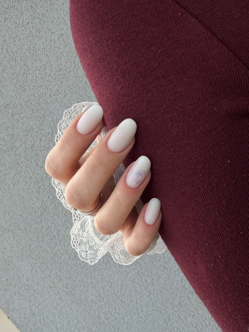 Ovalni mat nokti u mlečno beloj boji sa lila cvetnim detaljem — Valentina Čapelja Beauty NS, Novi Sad